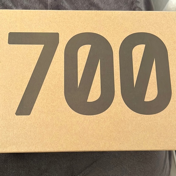 Yeezy adults boost 700 - Picture 4 of 6